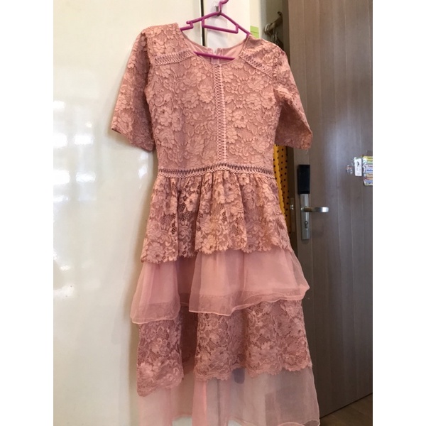váy ren hồng ruốc xếp tầng sang