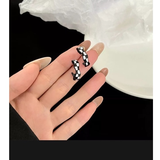 Bông tai nhựa caro cá tính, phụ kiện trang sức TS011 - Filibrastyle