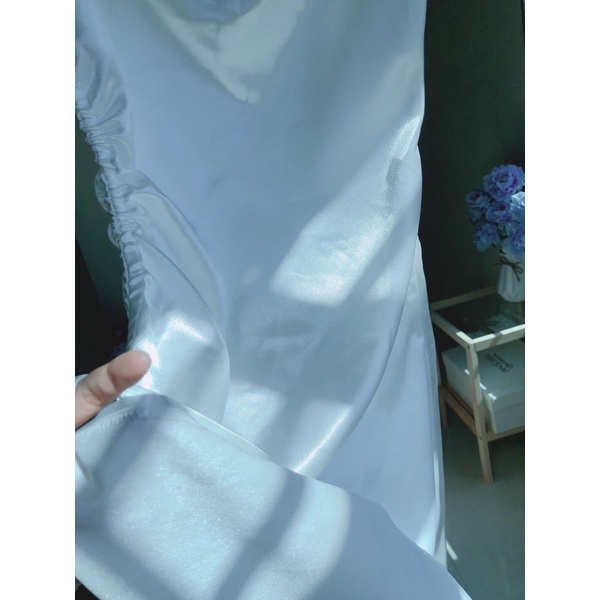 Đầm trắng ôm body hai dây cổ đổ. Váy body rút dây xẻ tà hình thật cuối