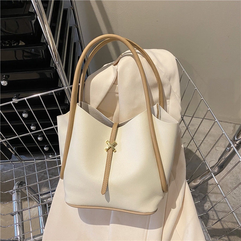 High-capacity bags for women in 2022 New Fashion style Advanced sense of Foreign Air one-shoulder bag commuter bag