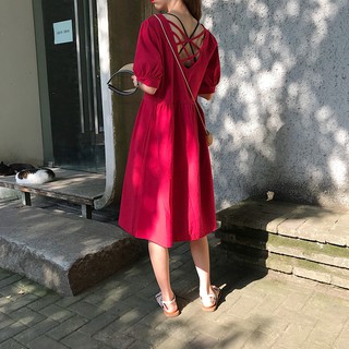 Đầm bầu dáng suông tay ngắn đan dây lưng.