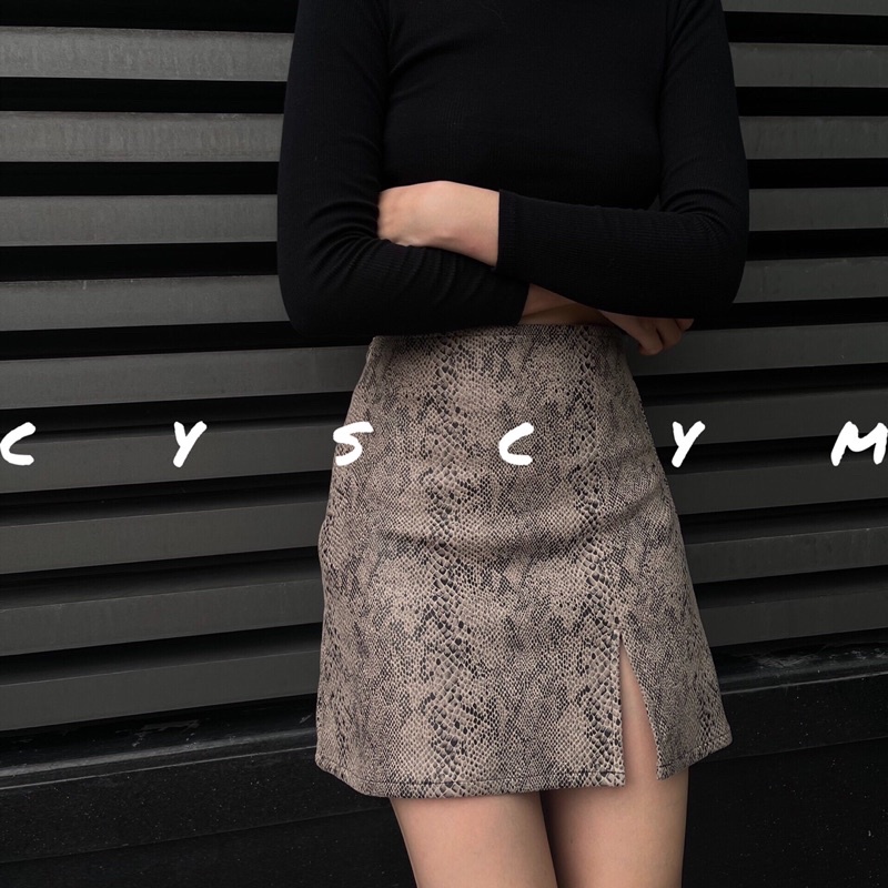 Chân váy xẻ tà da PU in hoạ tiết da rắn -