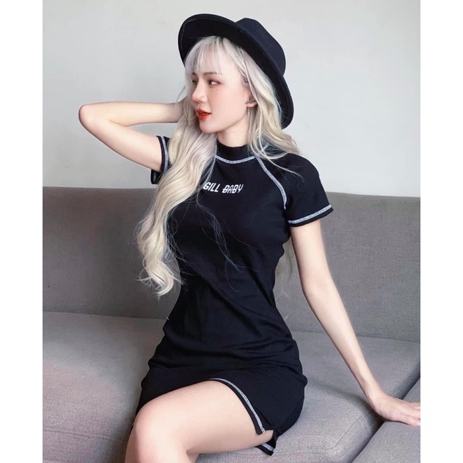 Thế nào là một chiếc đầm body vạn người mê. Trời ơi nó đẹp xịn lắm nhé. Xẻ tà tôn dáng, chất gân mịn mát Thêu chữ,
