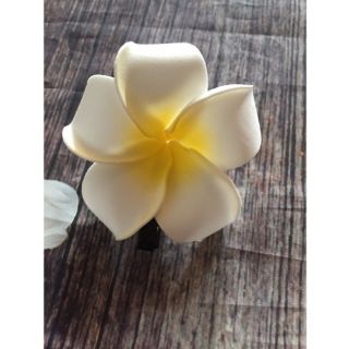 Hoa sứ cài tóc