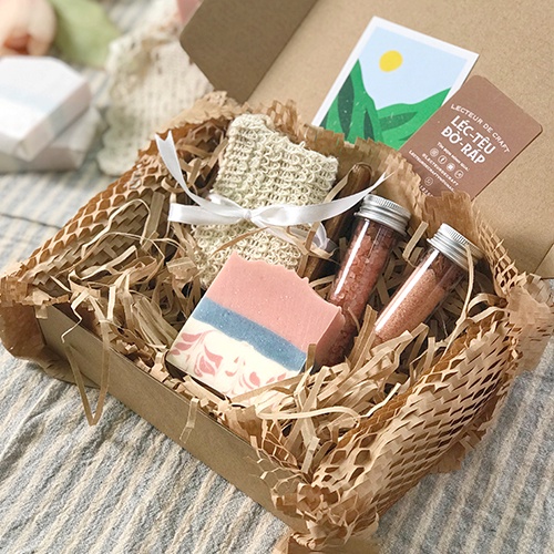 Combo xà phòng tẩy da chết - dưỡng da. Gồm xà phòng hoa hồng thảo mộc, muối tắm, khay gỗ, túi cotton tạo bọt