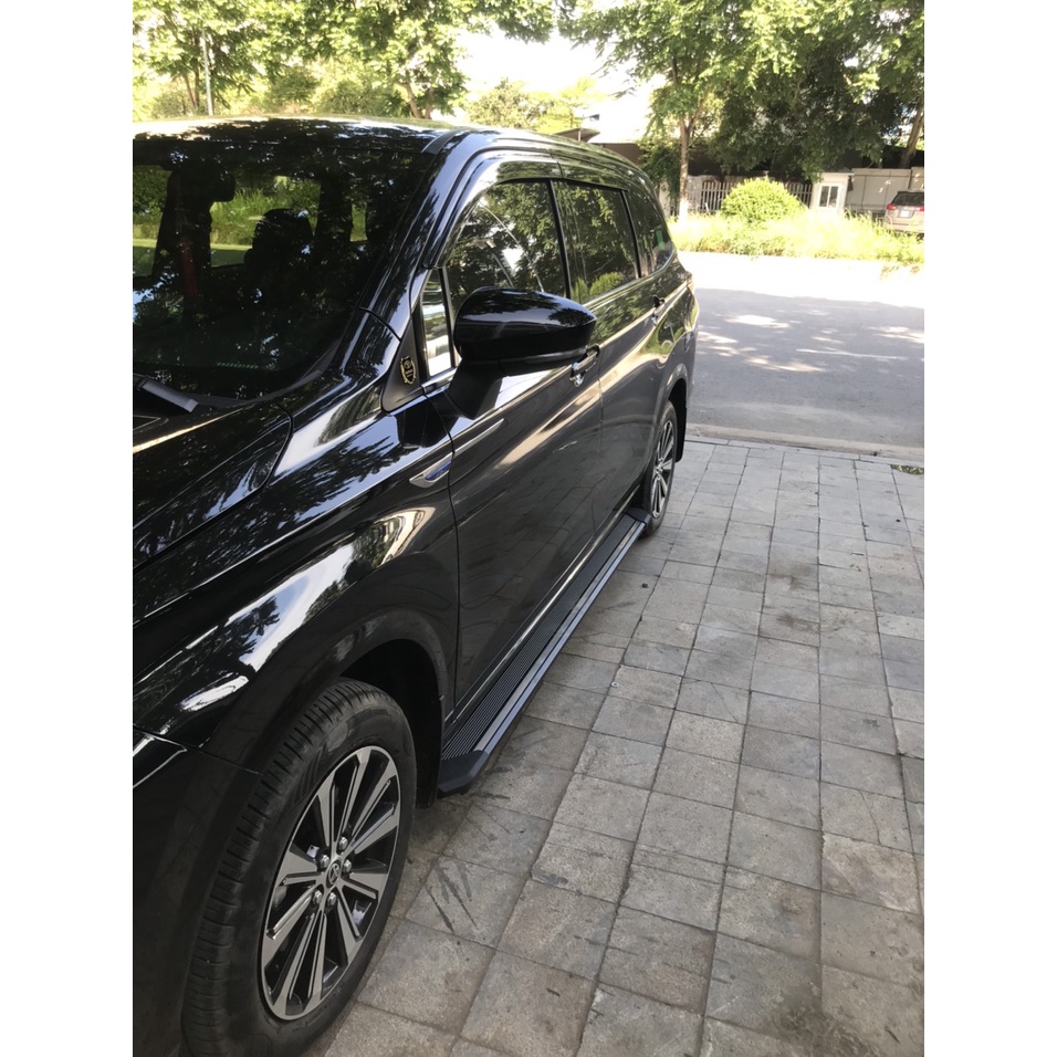 Bậc lên xuống, bệ bước chân xe Toyota Veloz 2022. Nhôm đúc 100%. Siêu KM. Khắc laser logo với mẫu mặt nhôm