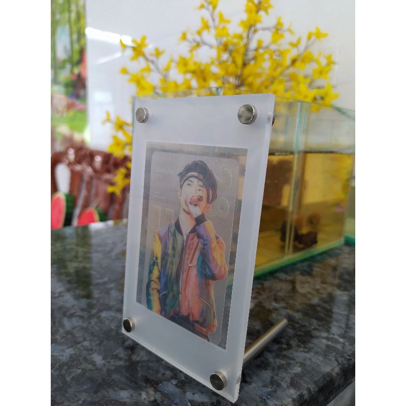 khung để card mica - để card trên bàn