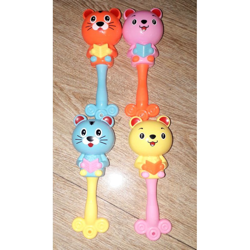 Một cái lục lạc hình chú Gấu dễ thương bằng nhựa