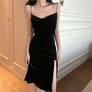 Đầm body nhung 2 dây cổ đổ xẻ đùi
