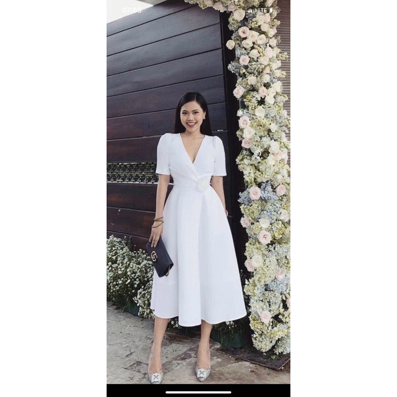 ĐẦM MIDI GẮN HOA BÊN CHÉO NGỰC