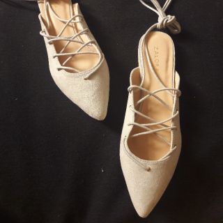 Sandal bệt mũi nhọn cột dây