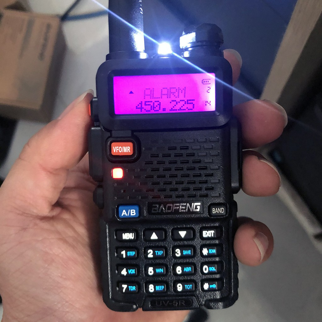 Bộ đàm kỹ thuật số cao cấp Baofeng UV-5R. Nghe đài FM, báo động khẩn cấp, đèn pin, 2 băng tần UHF/VHF