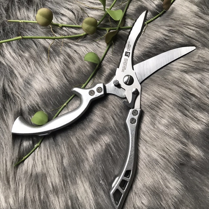 Kéo cắt gà chính hãng hiệu Zwilling Đức, rất sắc bén, dễ sử dụng, cầm đầm tay, không rỉ sét