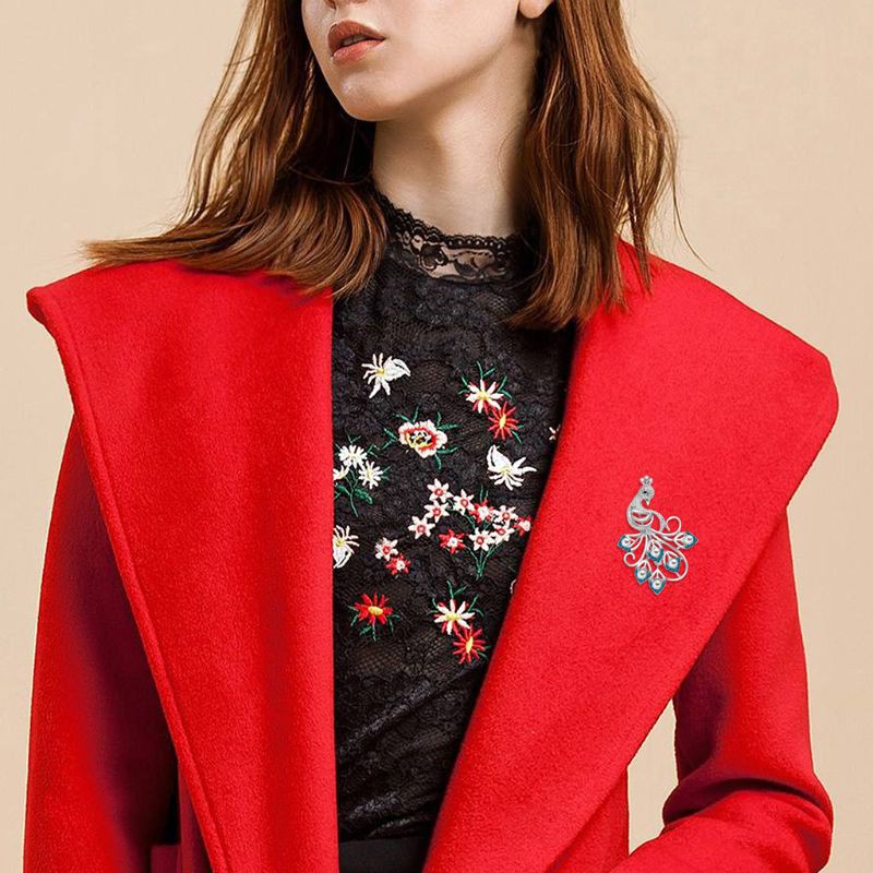 Trâm cài áo hình chim công đính đá xanh dương