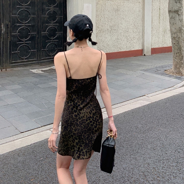 Đầm hai dây cổ chữ V dáng dài vừa in họa tiết da báo 234091t