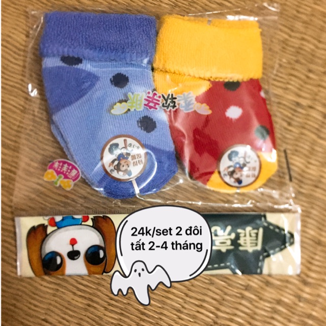 Set 2 đôi tất cho bé 2-4 tháng.Thời tiết đã trở lạnh nên hãy sắm cho bé một đôi tất mềm mại và ấm áp . Nâng niu bàn chân