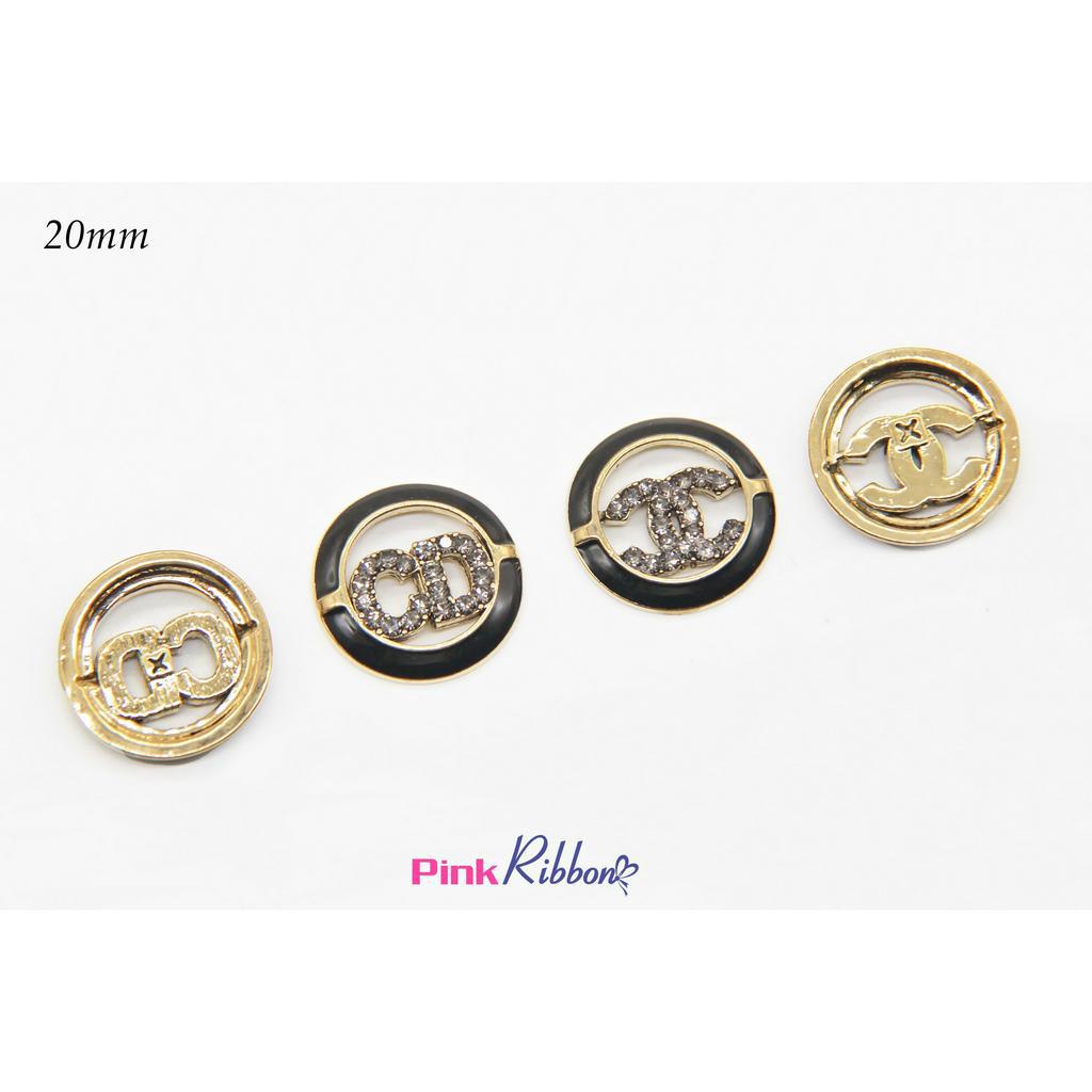 Charm viền sơn đen chữ χ, chữ ℂƊ