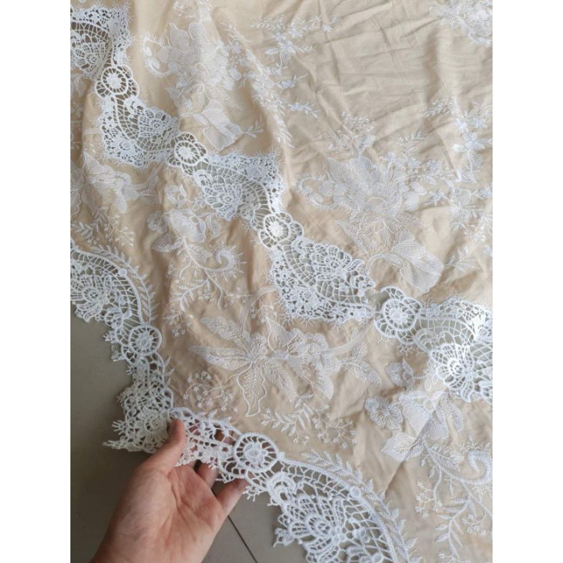 vải Thô thêu chân ren chỉ