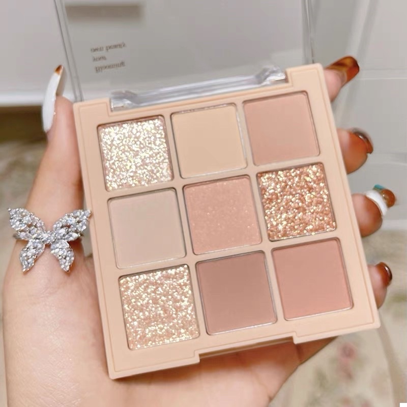 Bảng mắt đủ tông màu từ hồng nude nâu, nâu lạnh pha ánh rêu, nâu cà phê, tới color sắc màu  9 ô màu siêu nhỏ gọn