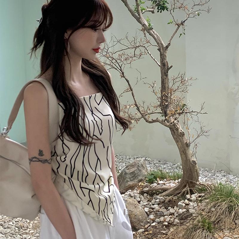 Áo hai dây cổ thuyền không tay hở lưng màu be đuôi áo không đều cho nữ | BigBuy360 - bigbuy360.vn