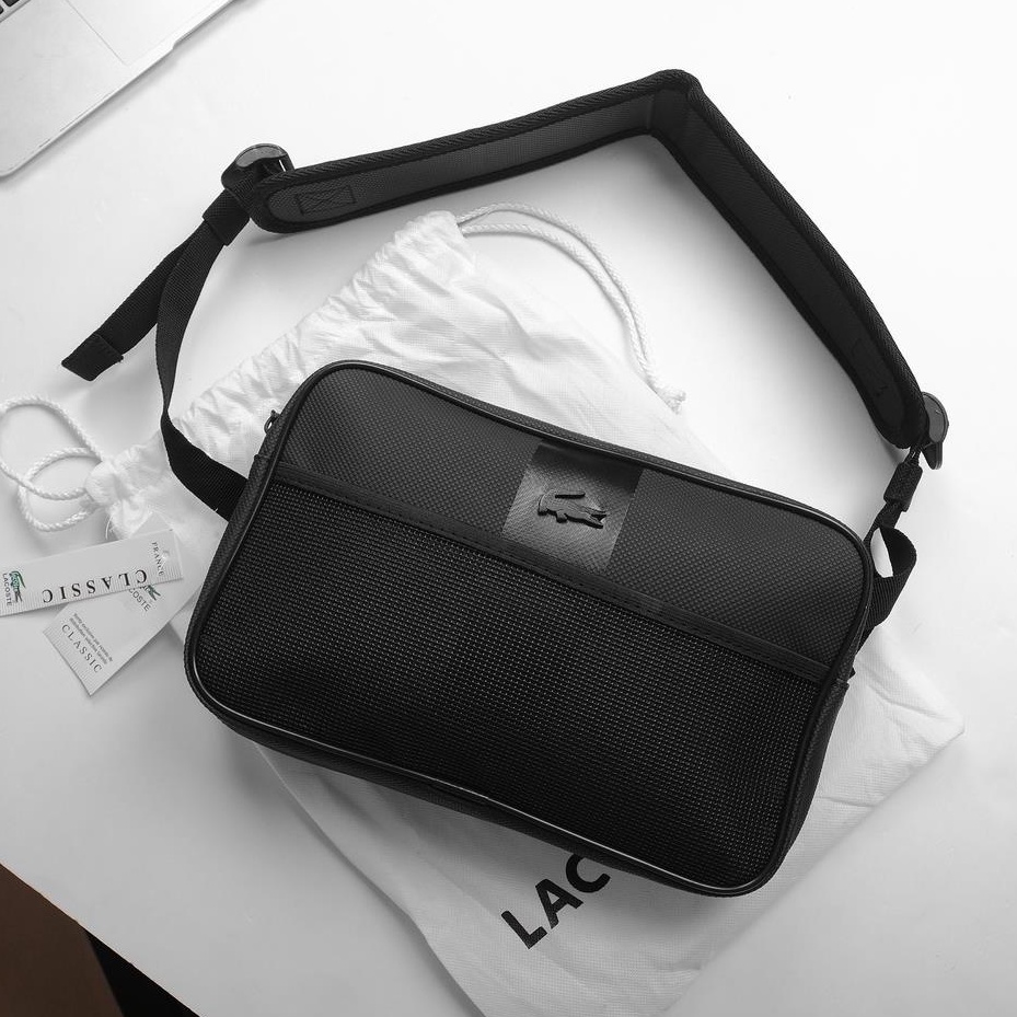 TÚI CROSSBODY L.A.C.O.S.T.E NEW HÀNG FULL PHỤ KIỆN CHÁT LIỆU DA SI CHỐNG NƯỚC, LOGO SẮT THIẾT KẾ 1 NGĂN CHÍNH 2 NGĂN PHỤ