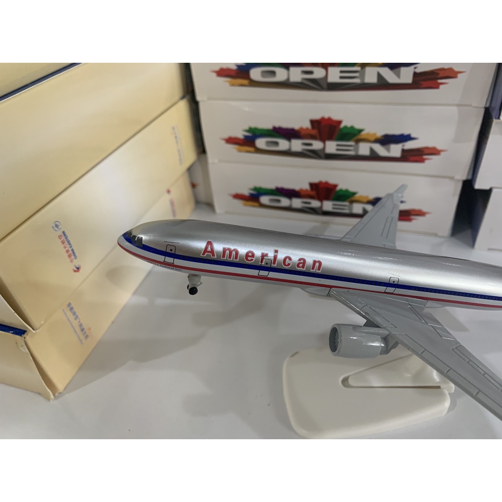 Mô hình máy bay American MD 20cm có bánh xe + đế trưng bày