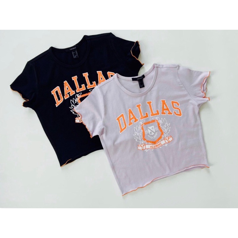 Áo croptop ôm xoăn lai phối chỉ cam in DALLAS, 2 màu