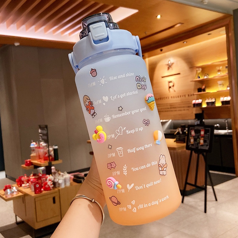 Bình Đựng Nước Cute 2L Có Ống Hút, Có Vạch Báo Giờ Uống Nước(Tặng Thêm Sticker đáng yêu). Bình đựng nước văn phòng.