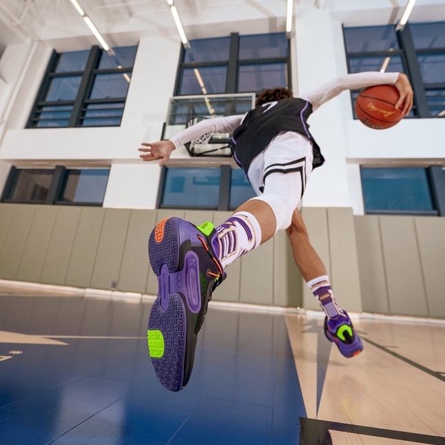 Giày Thể Thao Bóng Rổ Màu Đen Cổ Thấp Chống Trượt Cá Tính Cho Nam