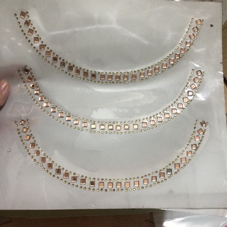 Đá là + trang trí áo + hình ủi