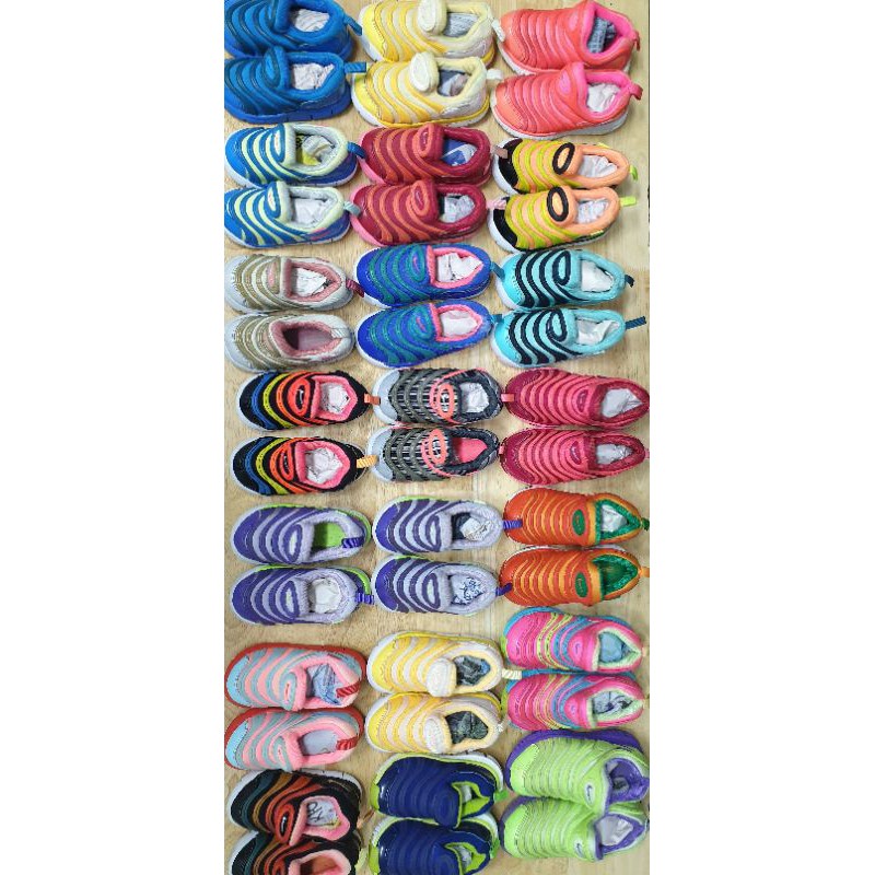 Giày sâu cho bé e, tìm cho ạ