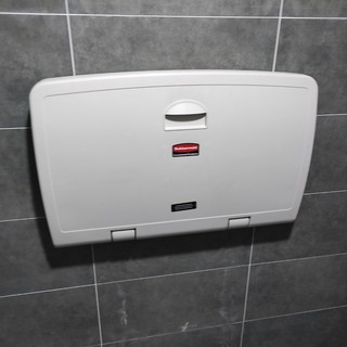 Dụng cụ thay tã em bé gắn tường Rubbermaid USA