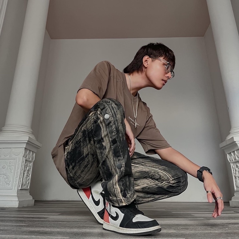 Áo Thun Unisex TeeHolic Thả Vai Xẻ Tà Màu Nâu In Logo THS