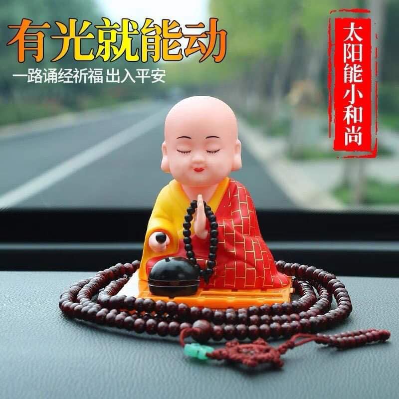 Tượng Chú Tiểu Gõ Mõ Tụng Kinh 12cm , để taplo ô tô , bàn làm việc - Chạy bằng năng lượng mặt trời vĩnh cửu
