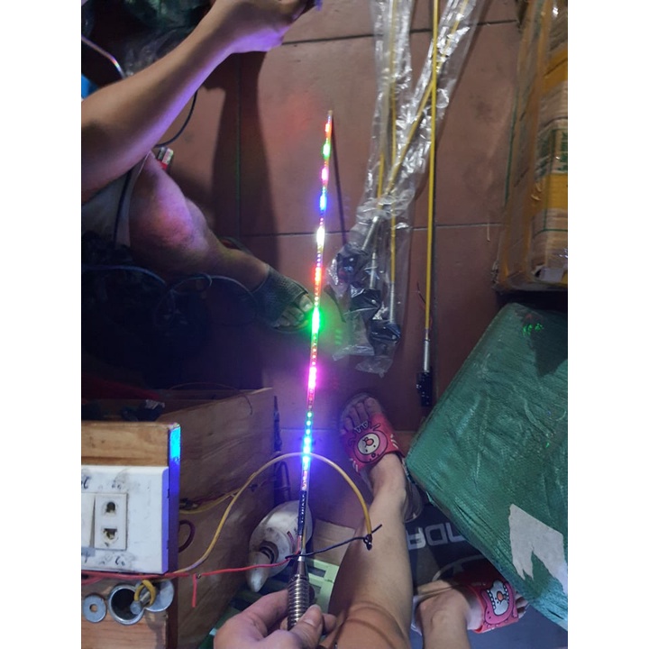 đôi ăng ten nháy đuổi 7 màu ô tô 12v, 24v cực đẹp hàng runlai hoặc thường trang  trí xe 1m