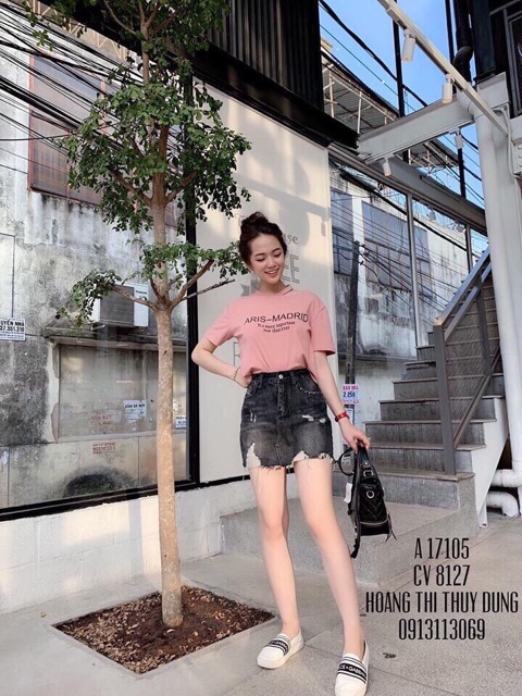 Áo thun kiểu nữ cổ cắt sẻ hở vai cá tính, kết hợp in hình lên áo tạo phong cách độc đáo