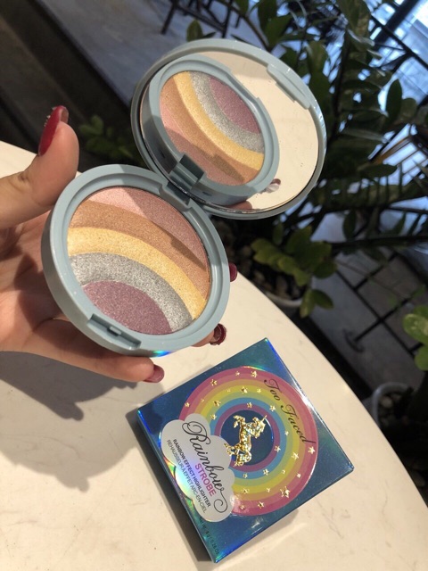 Follow 28/11 Phấn highlight Too Faced Rainbow Strobe Highlighter gam màu cầu vồng đầy khác biệt