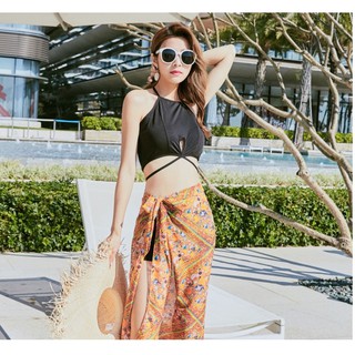 Bikini ba mảnh áo yếm kèm váy voan xẻ tà phong cách đi biển sang chảnh
