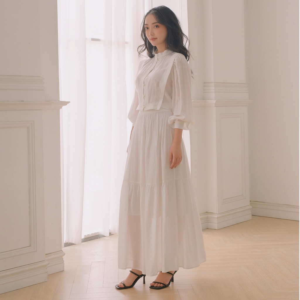 THE19CLUB - Set áo và chân váy vải tơ Nhật cúc ngọc trai - DANIA SET
