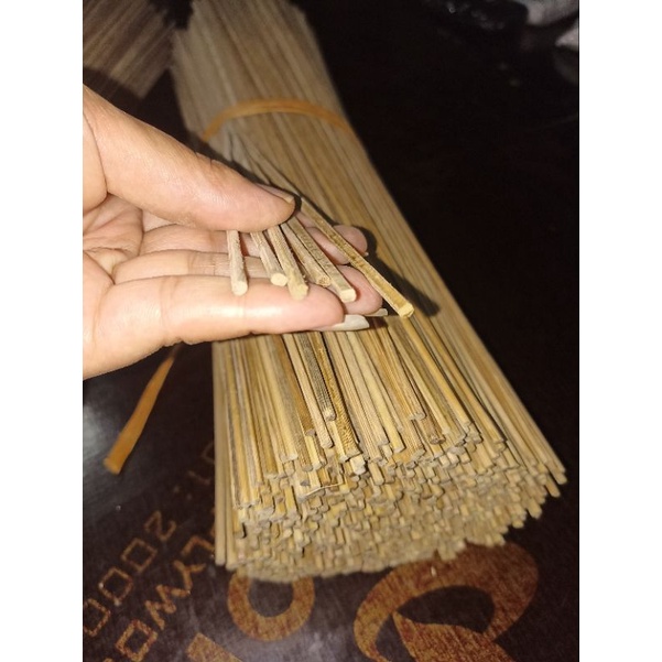 Que tròn dùng nối hoa, cắm thiệp