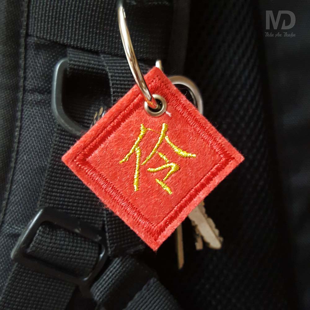 Móc treo chìa khóa vải thêu độc đáo - Chữ Linh - Chữ nôm