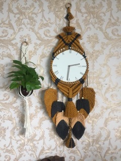 Đồng hồ treo tường macrame lông vũ