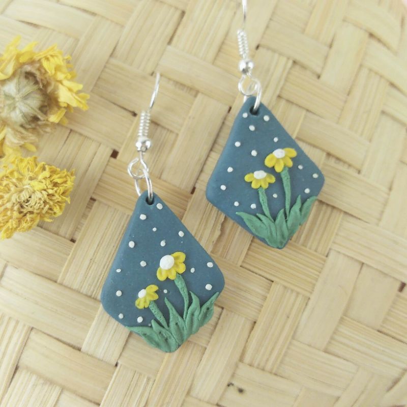 Khuyên tai đất sét Polymer handmade hoa cúc vàng