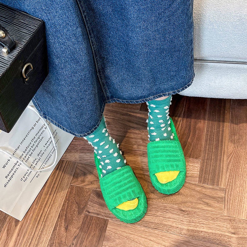 Dép màu xanh lá cây hợp thời trang Dép Quai Ngang Đế Dày Phối Lông Màu Xanh Lá Phong Cách Mới