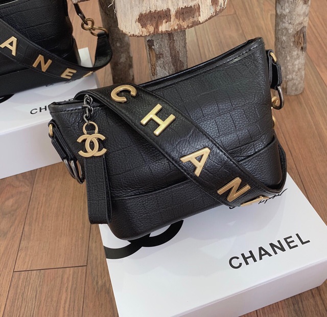 Túi đeo chéo  hobo da cá sấu màu đen quai đeo bản to in logo  siêu hot hàng sịn fullbox có hộp nam châm