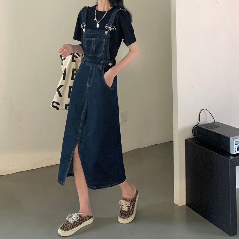 Váy yếm jean màu xanh đậm 3 khuy bên hông dáng chữ A xẻ tà sâu phong cách Girl Crush