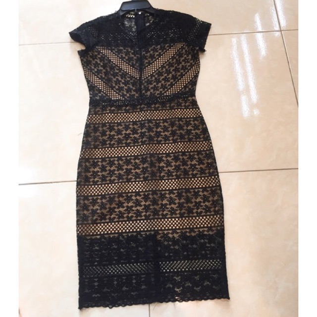 Váy ren thiết kế dáng body