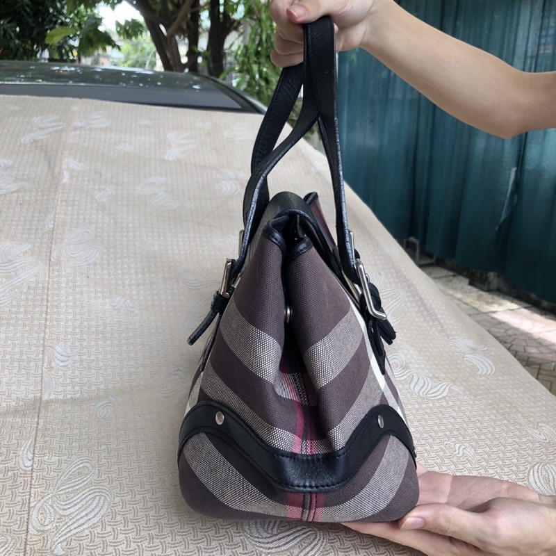 Túi chuẩn si. Túi qua sử dụng. Khách vui lòng xem hình nếu muốn biết thêm thông tin sản phẩm mời khách vô chat . Thanks.