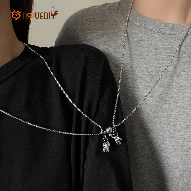 Set 2 Vòng cổ mặt hình phi hành gia có nam châm