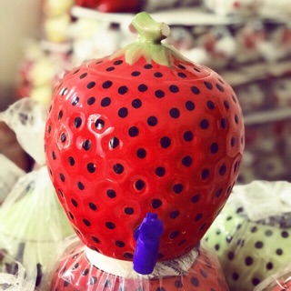 Bình đựng nước quả dâu tây rất đẹp.